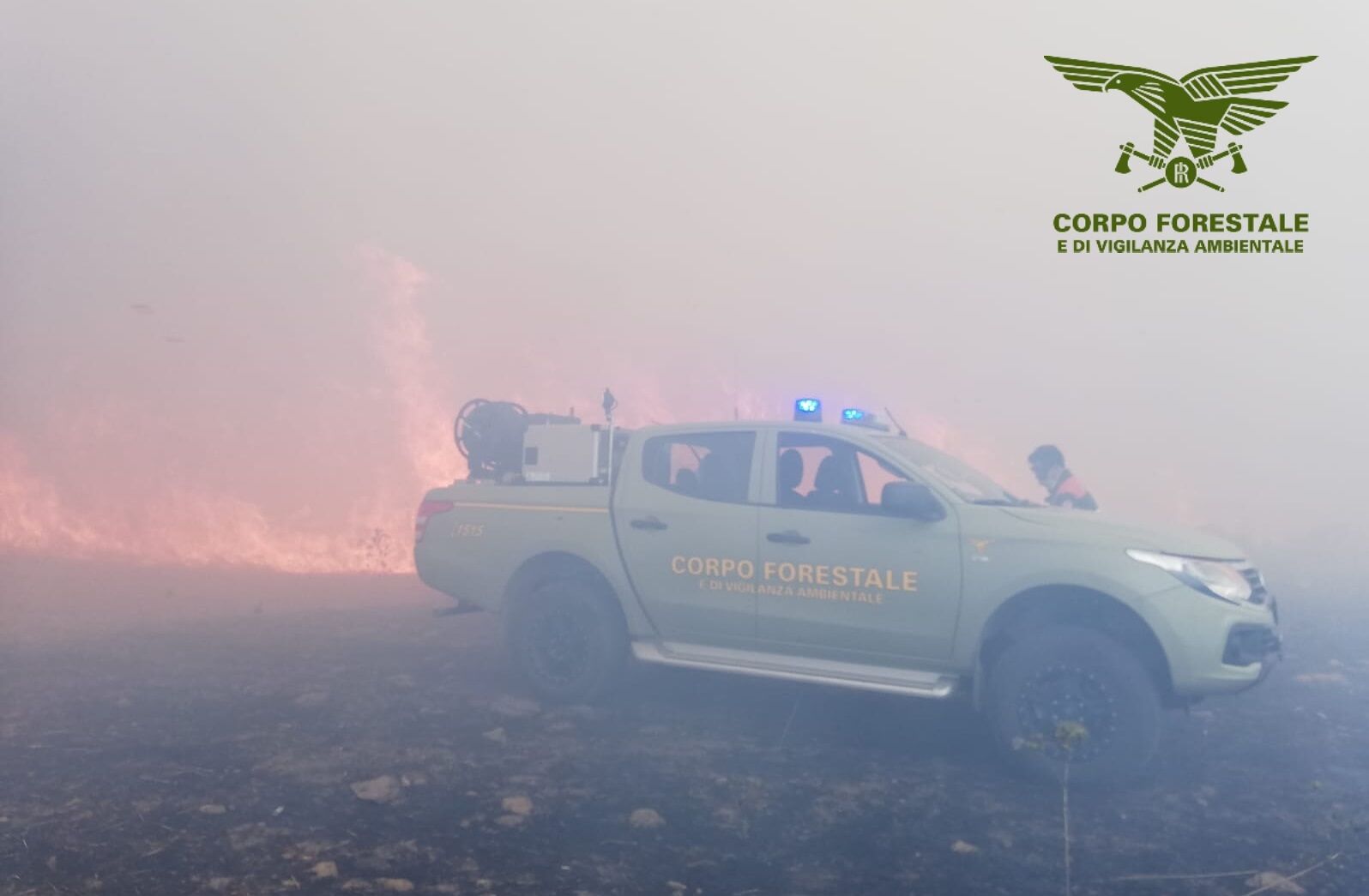 Fiamme nelle campagne di Ittiri, un elicottero sul posto