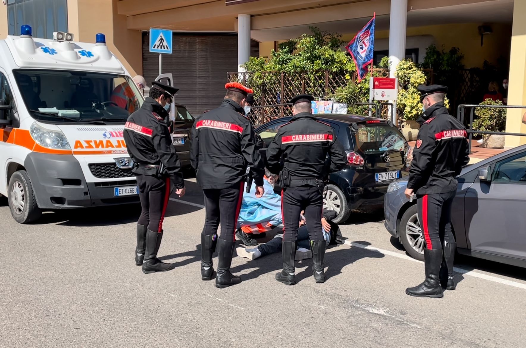 Marocchino pestato in strada a Sant’Elia, le telecamere riprendono due persone