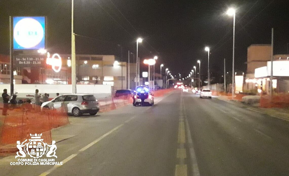 Incidente in viale Marconi a Cagliari, auto contro scooter: motociclista ferito