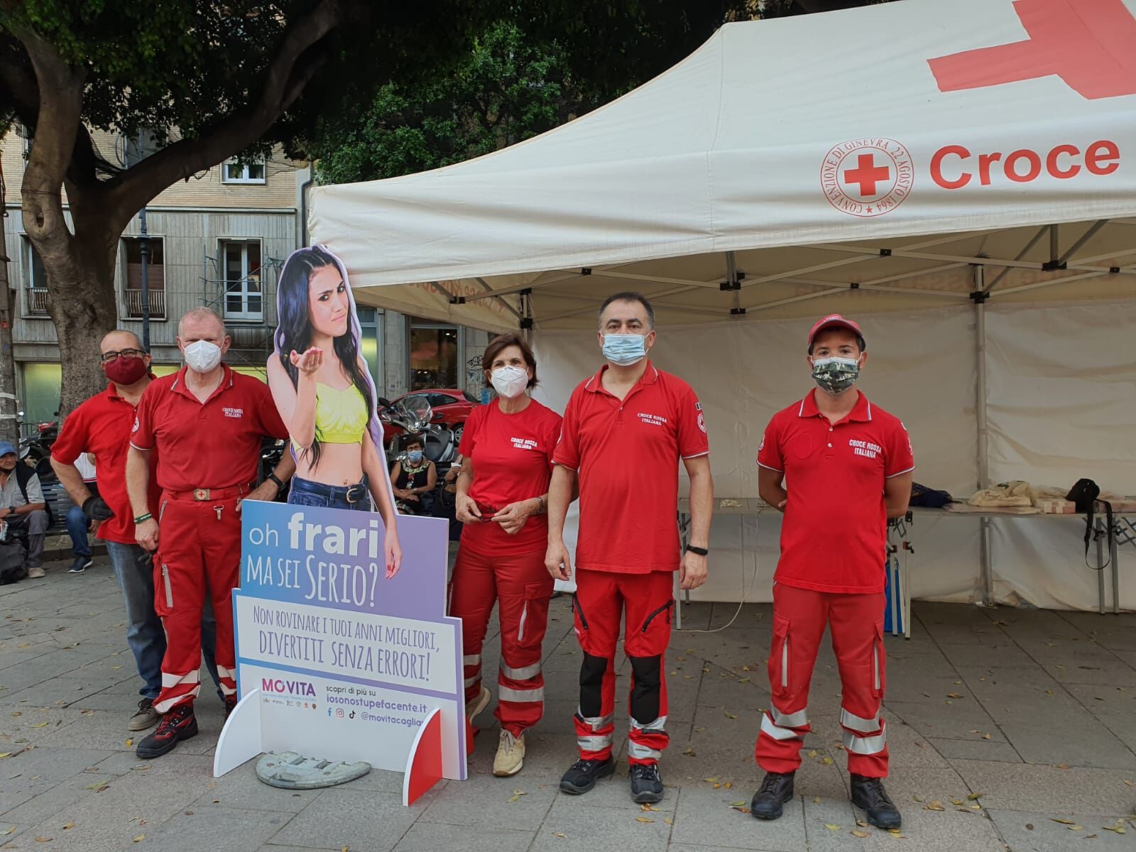 Cagliari, i volontari in azione contro la malamovida: “Cari giovani, potete divertirvi senza alcol o droga”