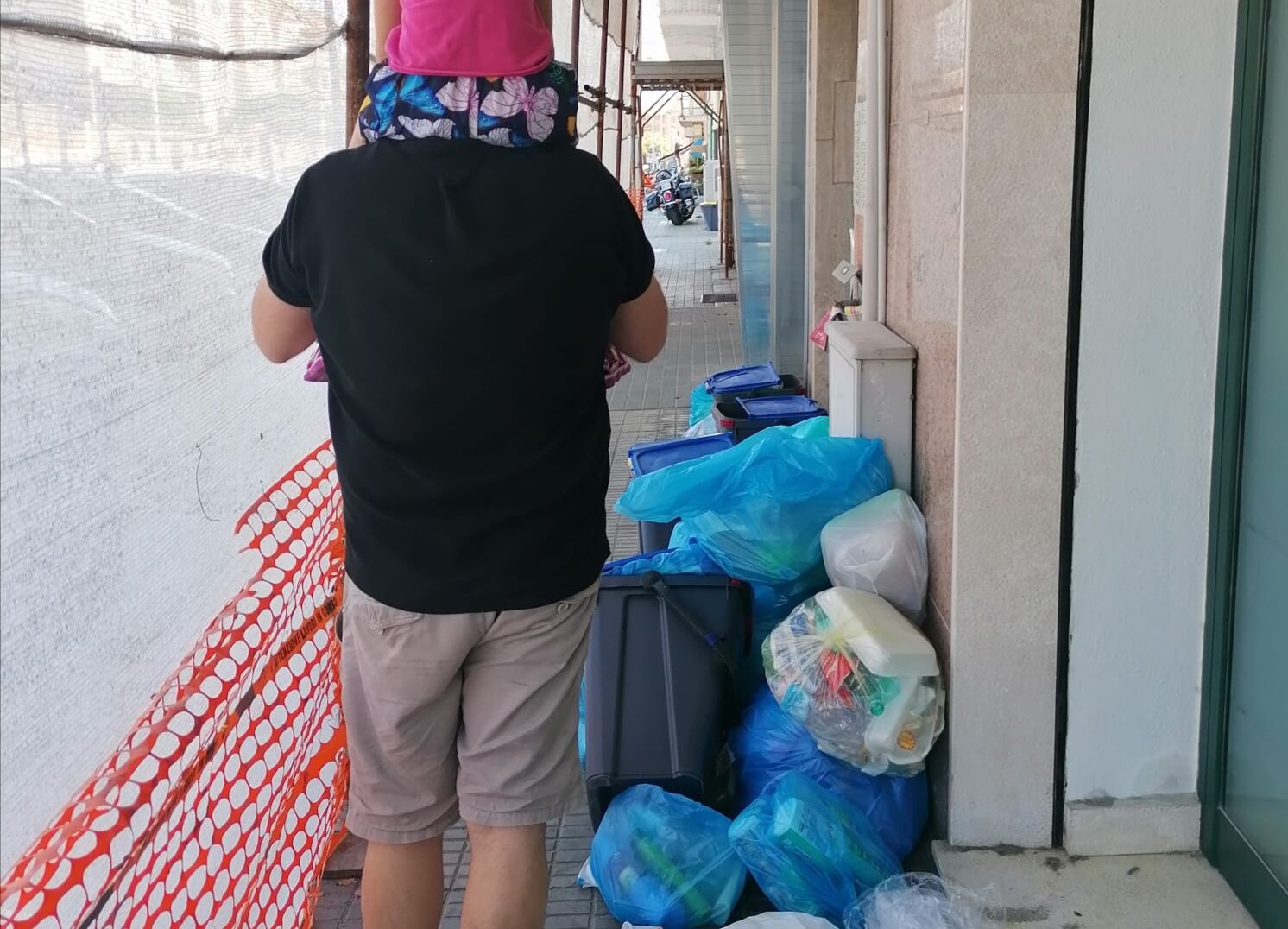 Caos rifiuti a Cagliari: “In via Palestrina slalom tra la plastica abbandonata, nessuno pulisce”