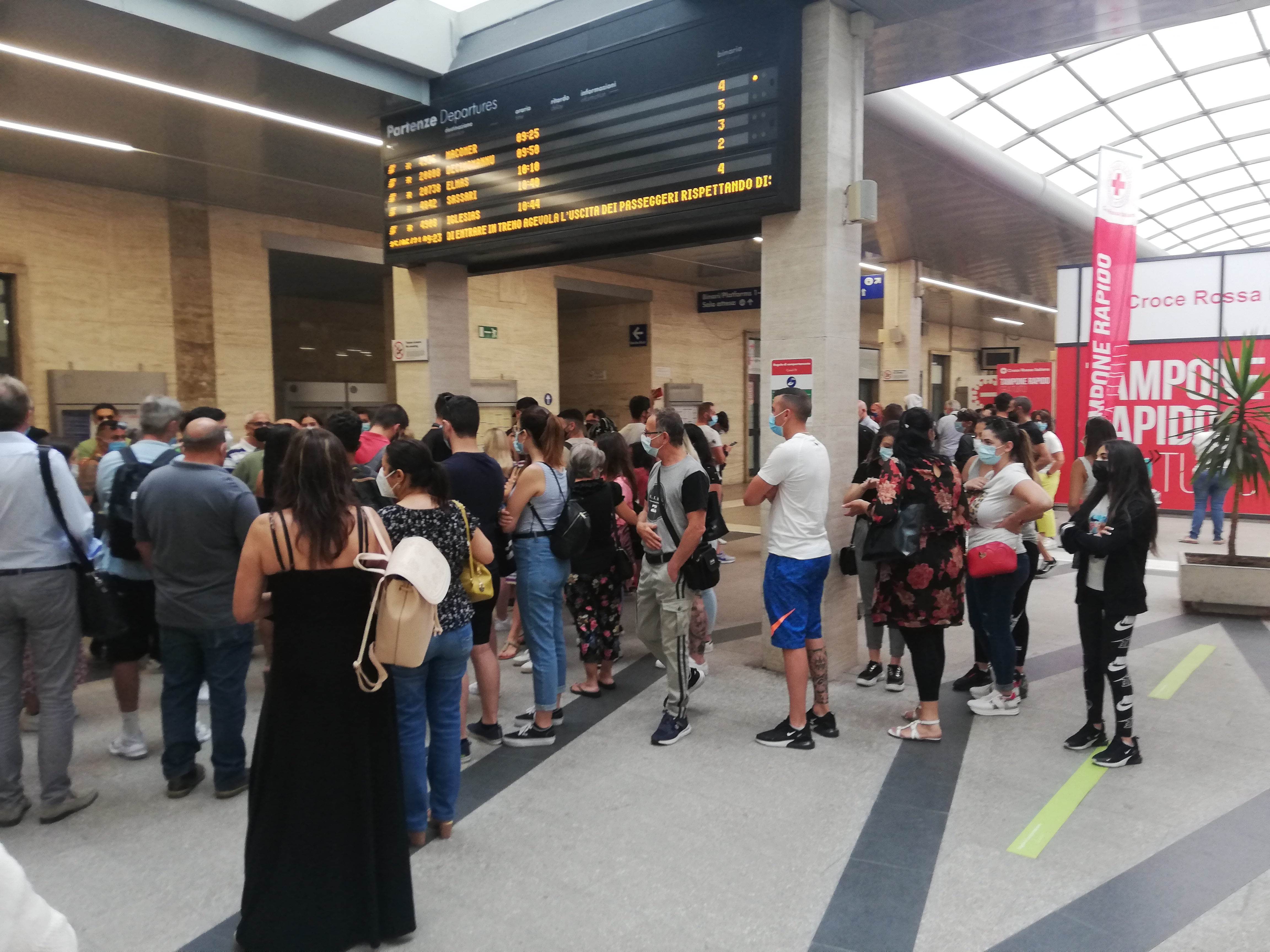 Cagliari, maxi fila e distanziamenti assenti per fare il tampone gratuito alla stazione