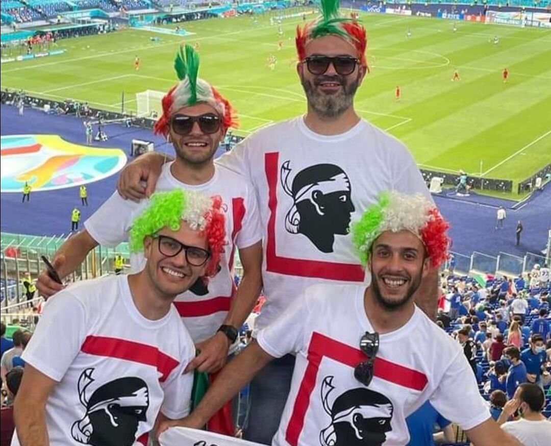 Euro2020, la bandiera dei 4 mori vietata allo stadio? Quattro ragazzi di Usini se la stampano sulla maglietta