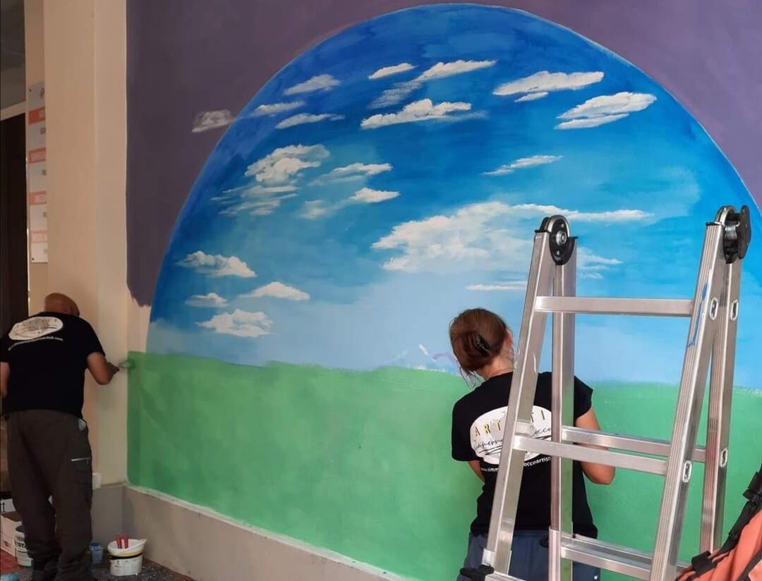 Cagliari, un murale all’ingresso del Ss. Trinità per ringraziare l’operato di medici e infermieri