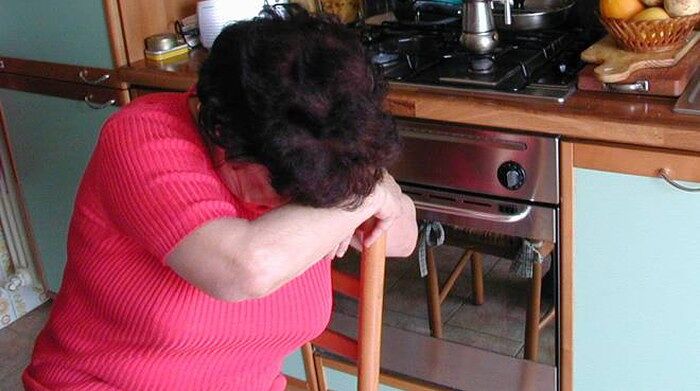 Minaccia e picchia la madre, ventiseienne violento arrestato a Sestu