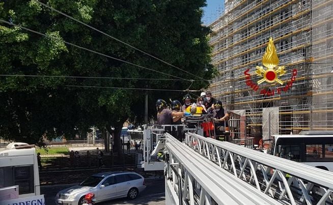 Cagliari, operatore del filobus ferito durante i lavori in piazza Matteotti: colpito da una delle aste