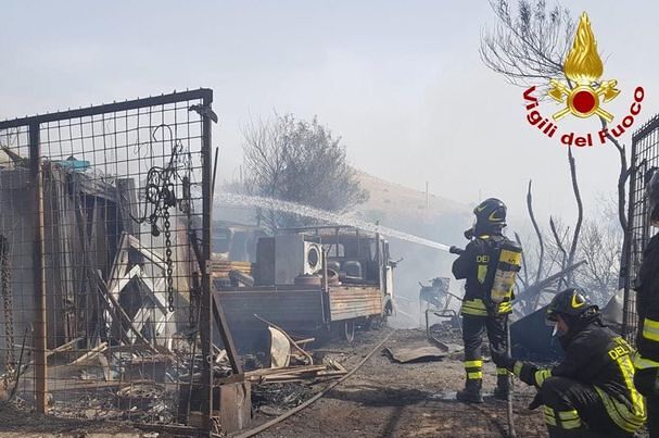 Settimo, esplode una bombola e scoppia un vasto incendio: coinvolti diversi veicoli in sosta
