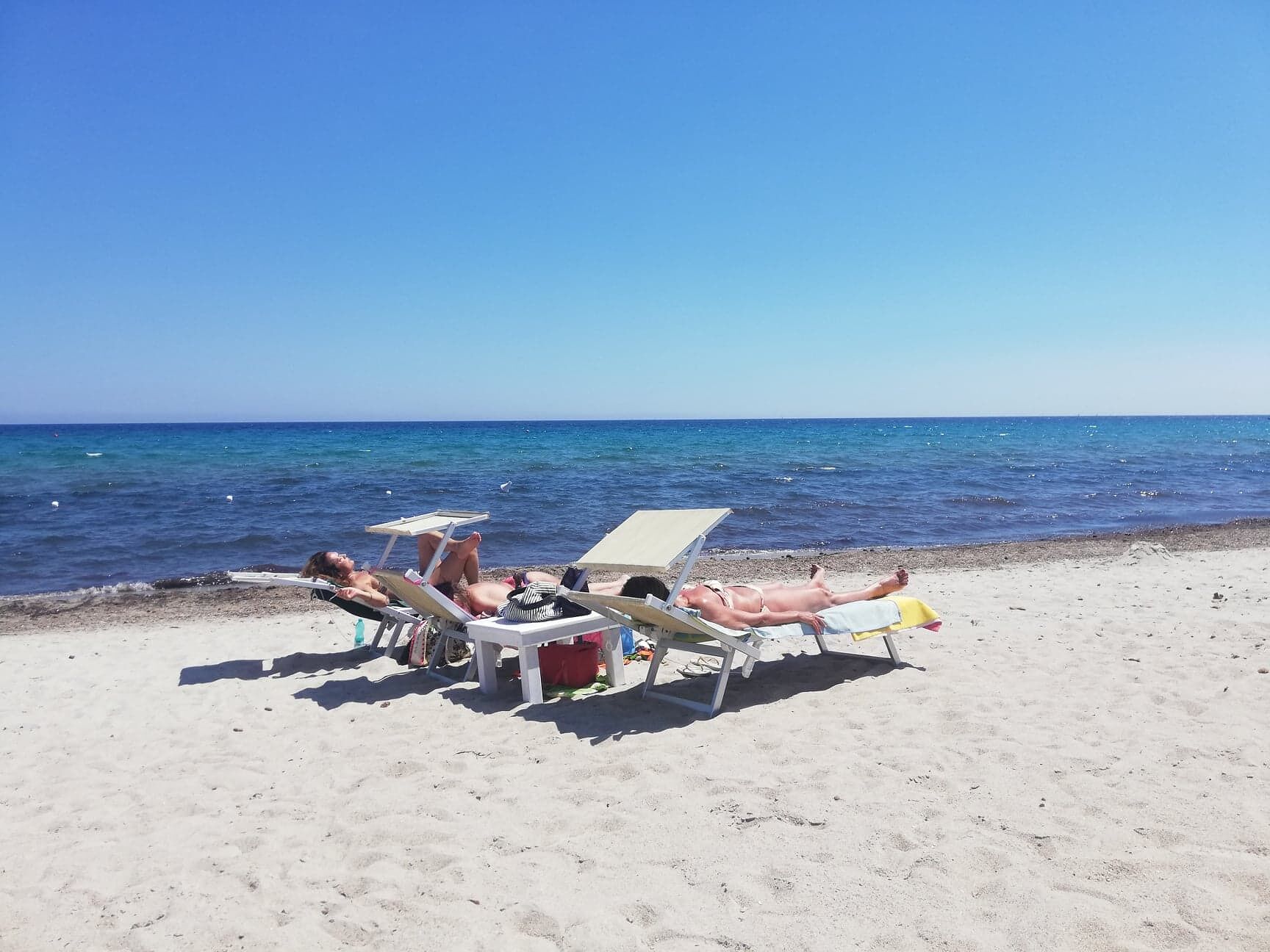 Il Covid continua la fuga dalla Sardegna, crollo netto dei contagi: corsa verso la zona verde