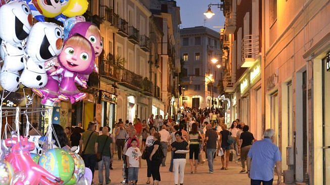 Cagliari, nell’estate bianca tornano le Notti Colorate: musica e show nelle vie dello shopping sino a settembre