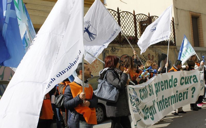 Cagliari, infermieri in rivolta al Brotzu: “Straordinari e festivi non pagati, spremuti come limoni. Scioperiamo”