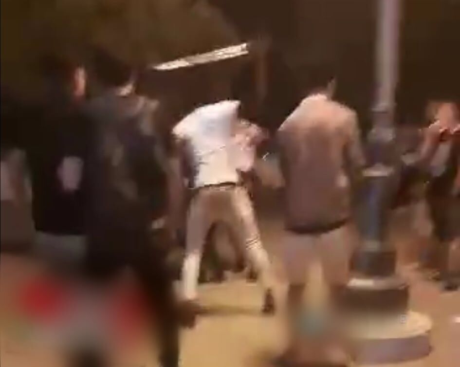 Cagliari, bastonate e urla tra ragazzi al Bastione: l’ennesima rissa diventa virale sui social (VIDEO)