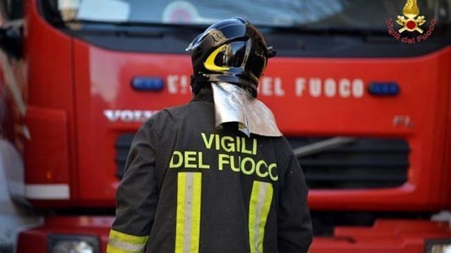 Paura a Selargius, rimorchio si sgancia sulla Ss 554 e perde un carico di legname