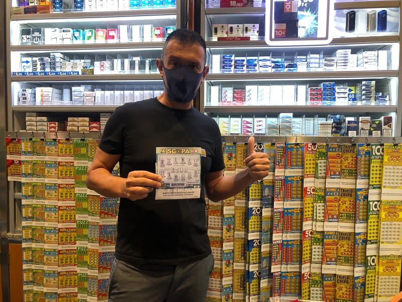 Cagliari, maxi vincita in tabaccheria: gratta un tagliando da 2 euro e ne vince 100mila
