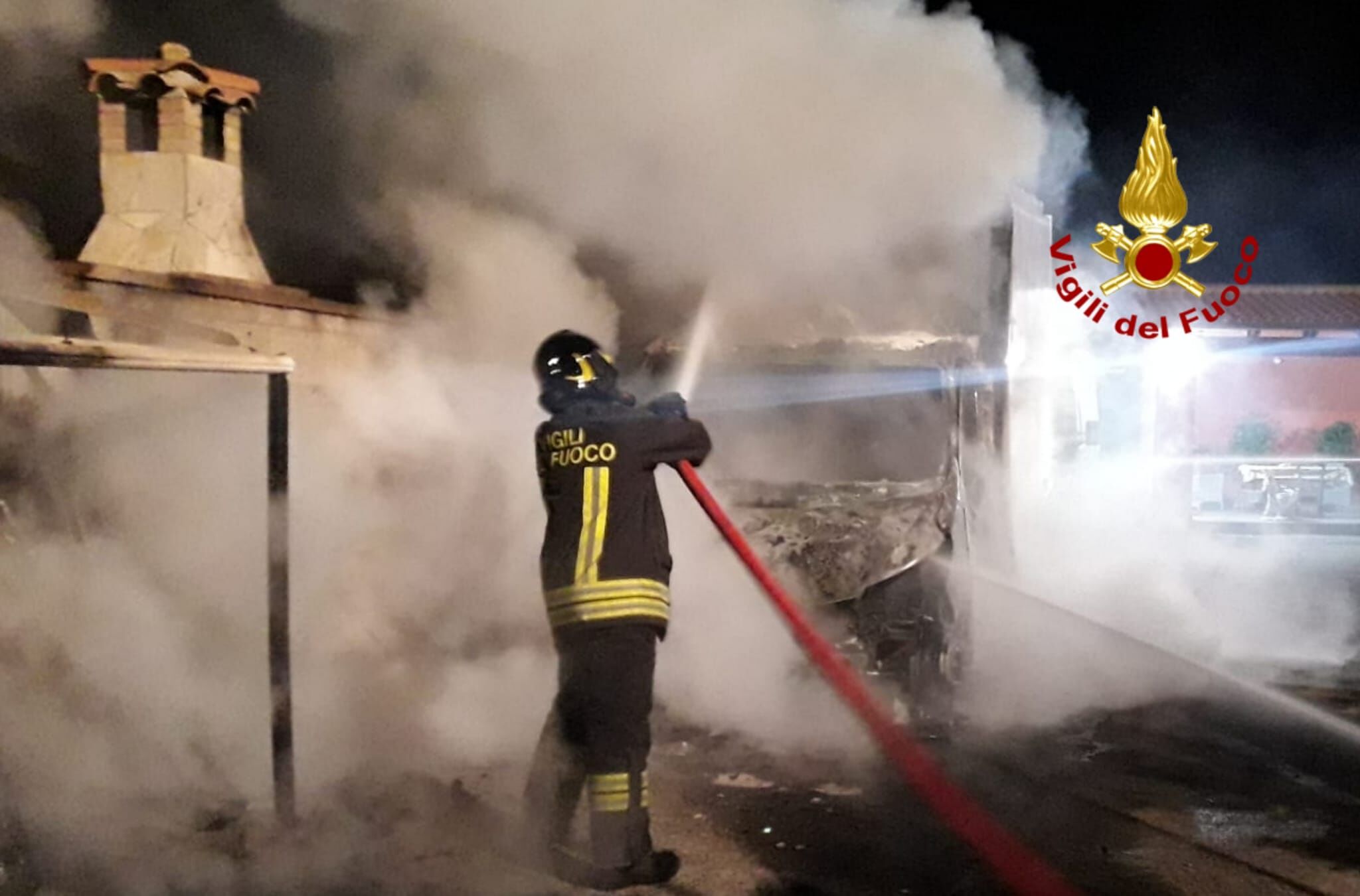 Autocarro in fiamme nella notte a Decimomannu
