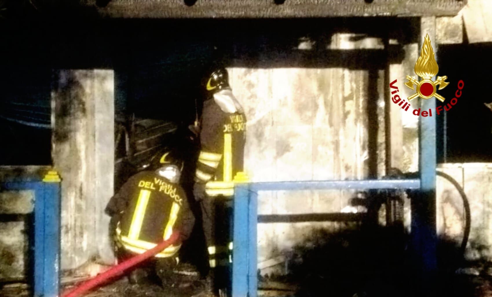 Fiamme nella notte a Marina Residence, a fuoco i locali di una società sportiva
