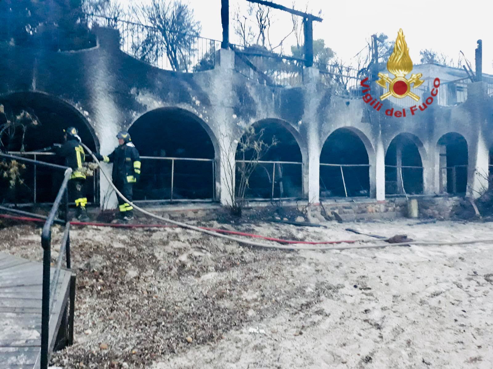 Fiamme nella notte a Santa Margherita di Pula: distrutto un complesso turistico, danni ingentissimi