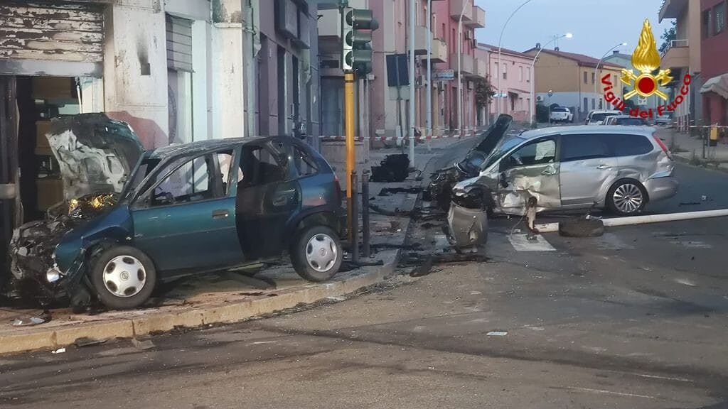 Carbonia, l’auto prende fuoco dopo lo scontro: 16enne muore tra le fiamme