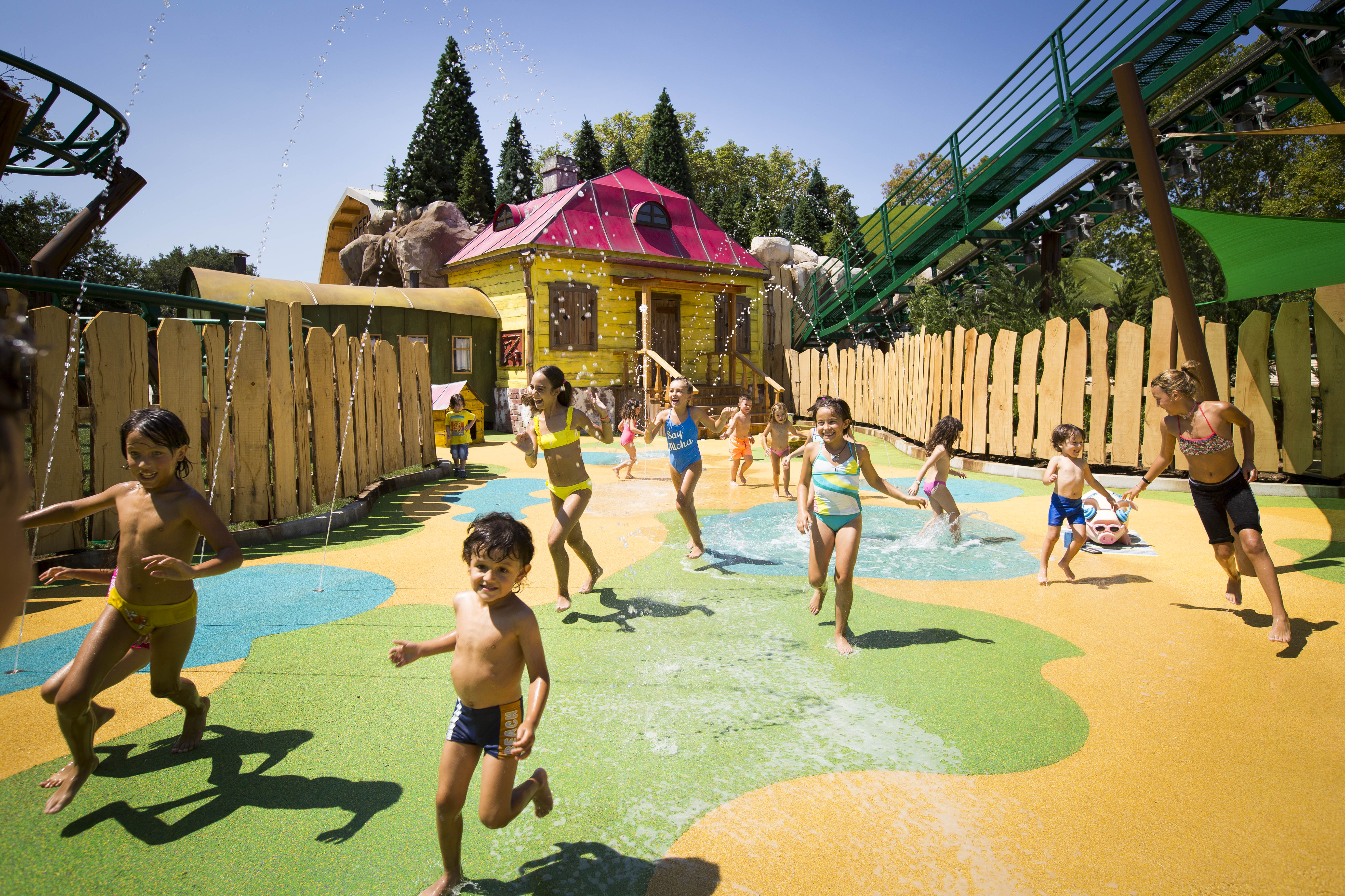 L’estate nera dei parchi di divertimento: “Disdette per colpa del green pass”