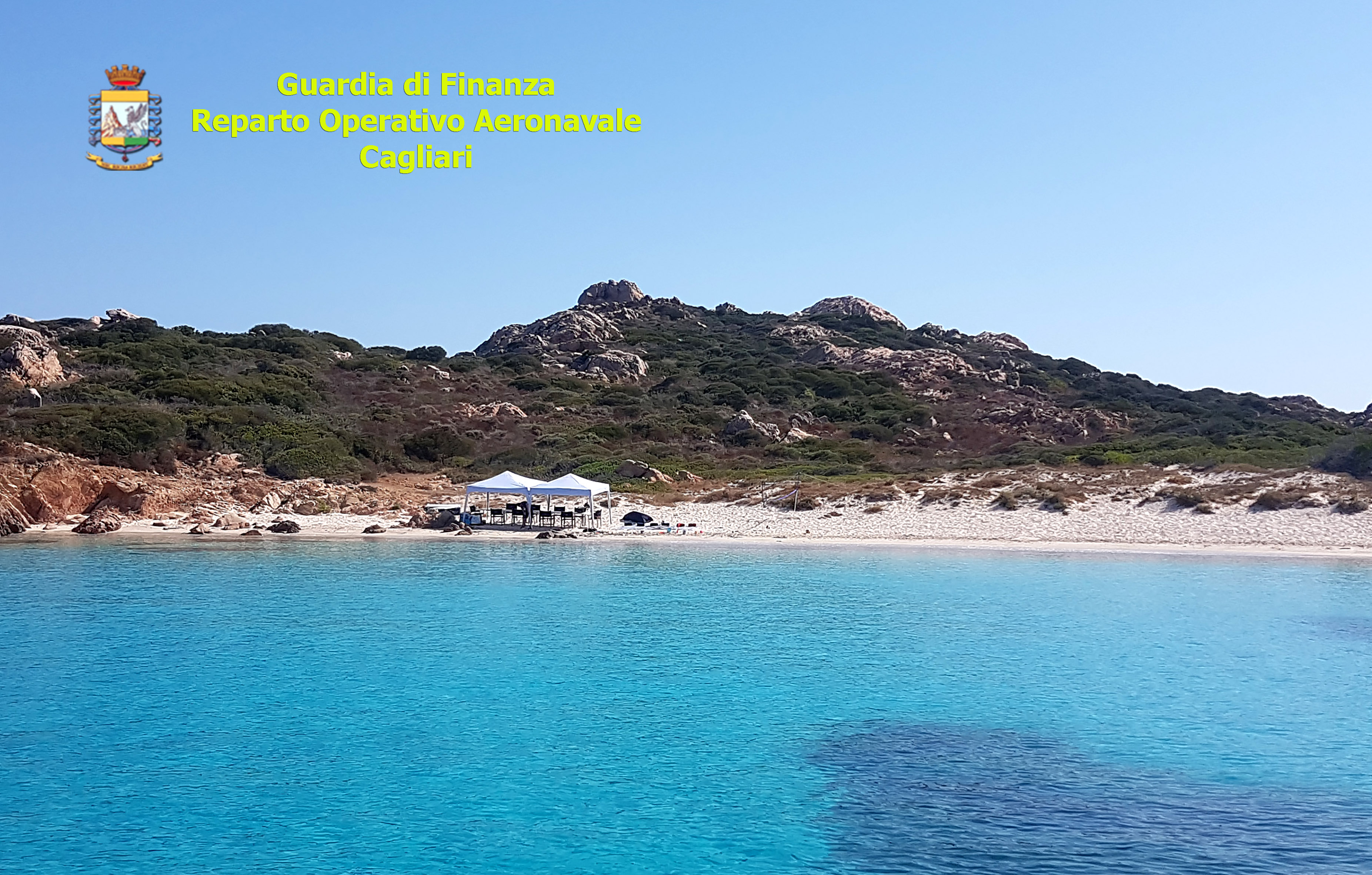 Un campeggio nel Parco protetto di La Maddalena: denunciato il comandante di uno yacht