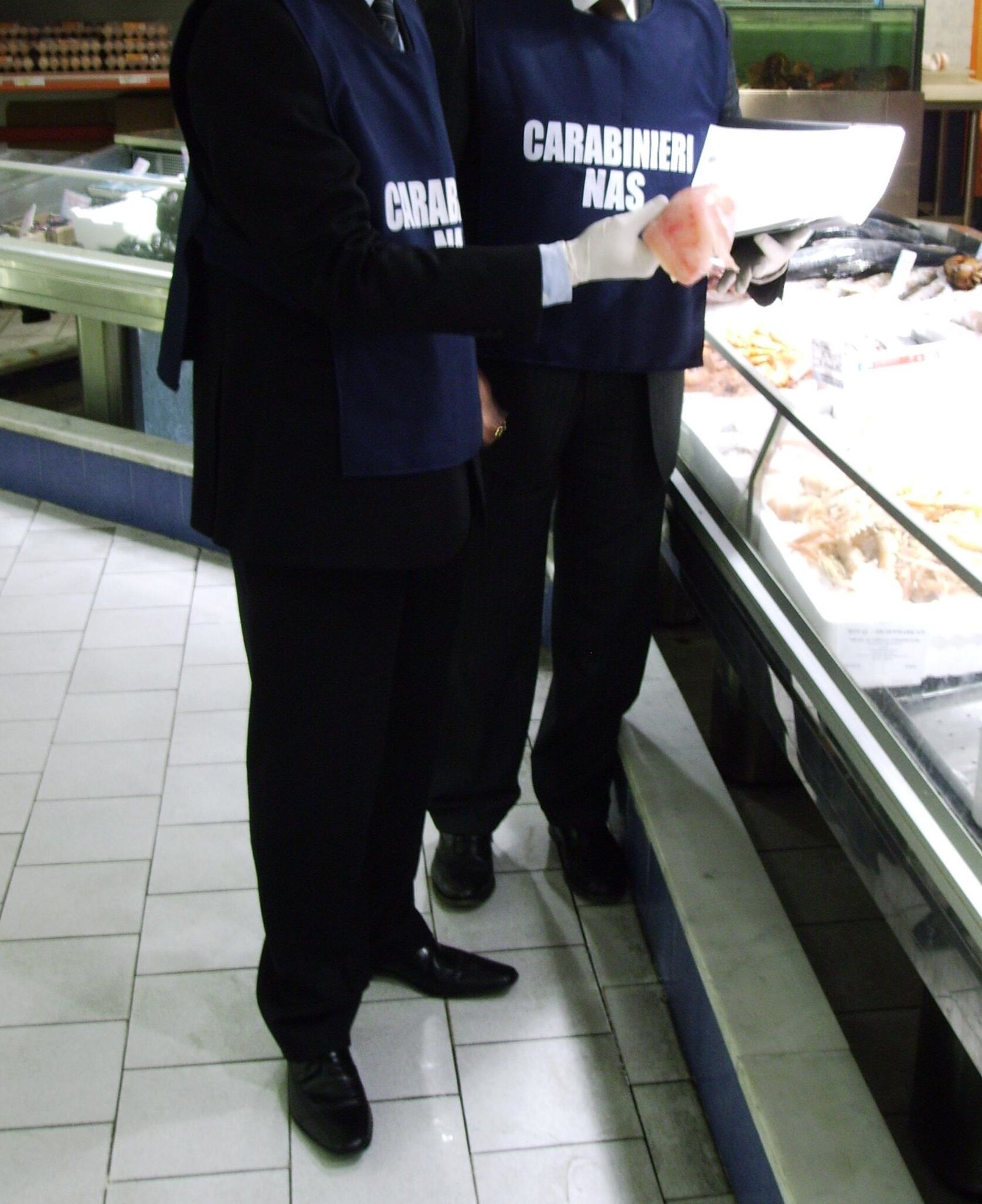 Cagliari, il pesce non è fresco e non è locale: rivendita di prodotti ittici nel mirino del Nas