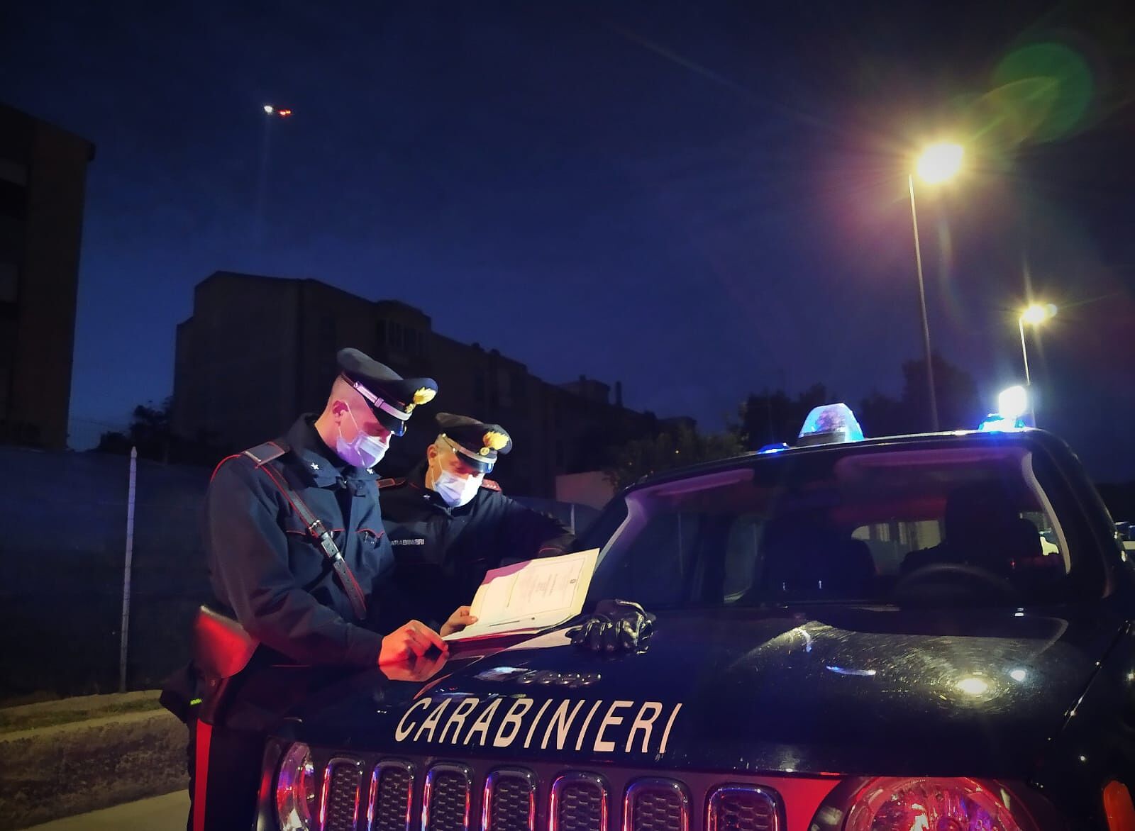 Prendono a colpi di mazza da baseball l’auto di un pizzaiolo: arrestati a San Gavino