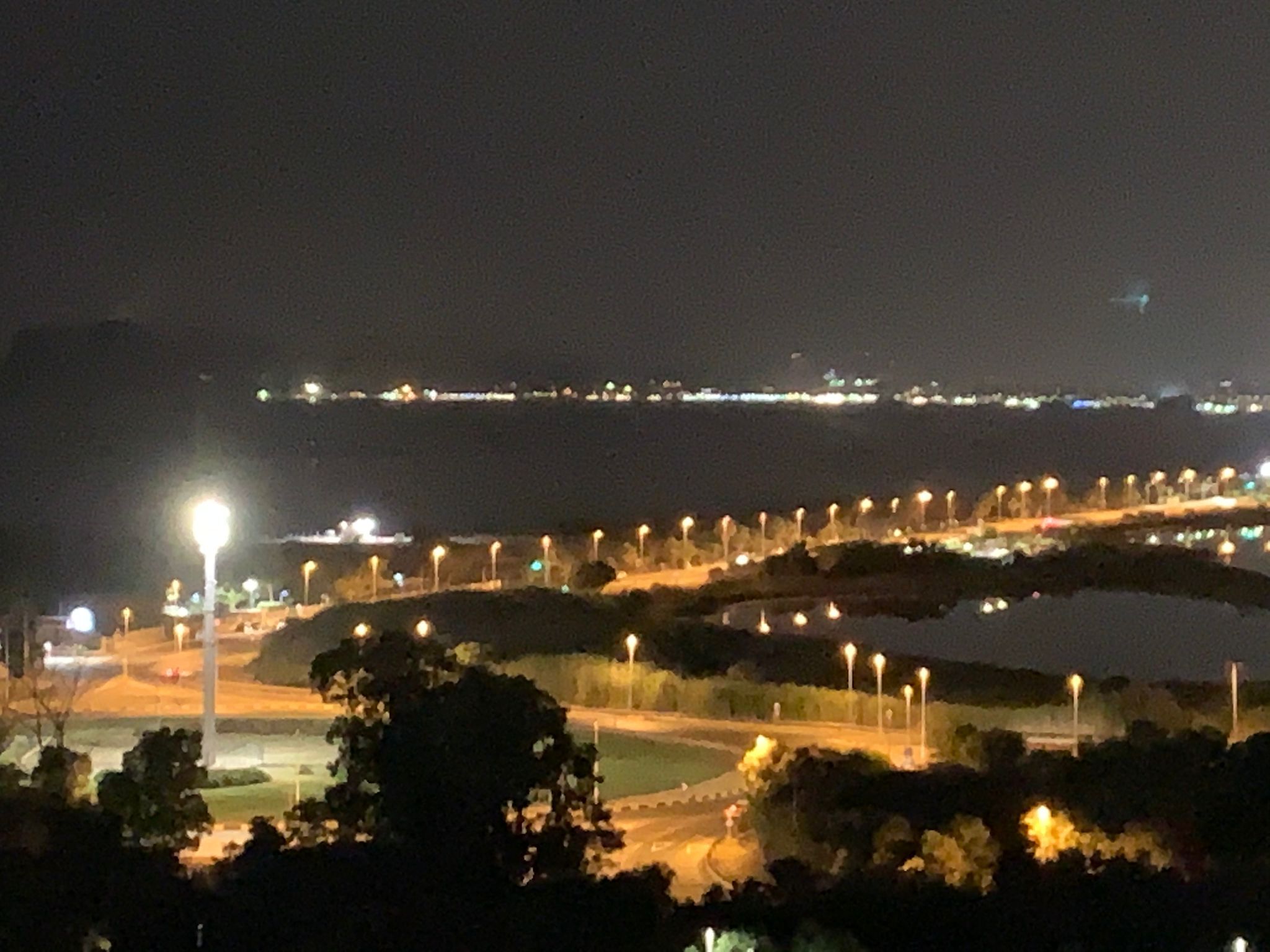 Margine Rosso, la protesta delle famiglie: “Il faro illumina la collina e non la strada”