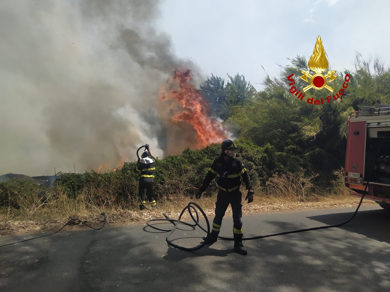 Inferno di fuoco nell’oristanese, fiamme sulla Provinciale e case evacuate