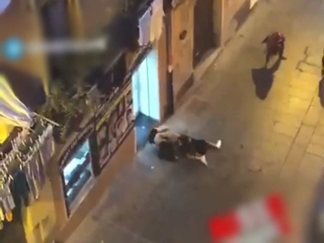 Cagliari, risse e colpi tra giovanissimi in pieno centro: paura alla Marina e in via Garibaldi – VIDEO