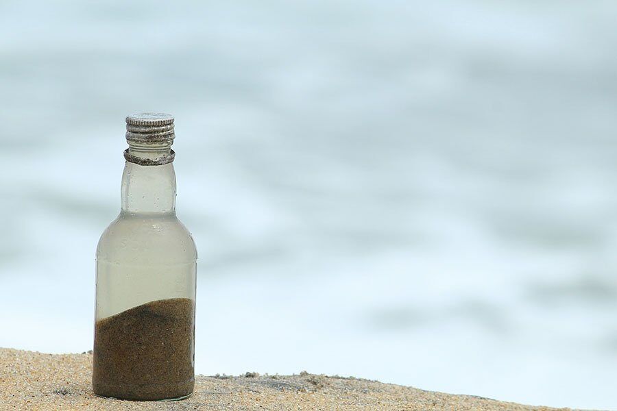 Porto Torres, turista scoperto all’imbarco con una bottiglia piena di sabbia rubata dalla spiaggia