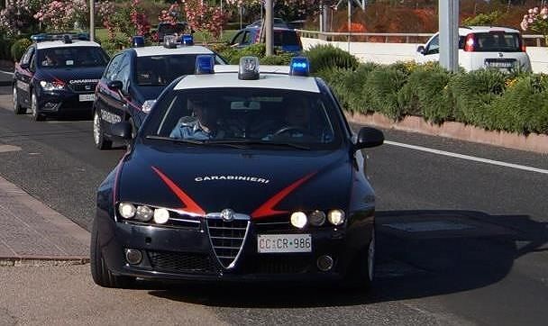 La droga lanciata dall’aereo come fanno i Narcos sudamericani: un arresto in Sardegna