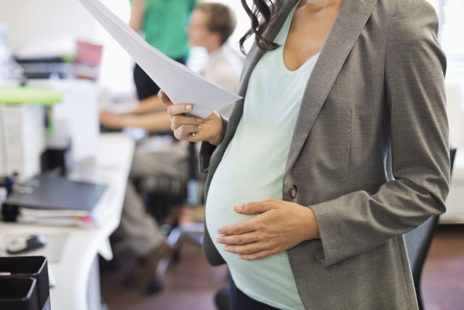 Dipendente licenziata perché incinta in Sardegna, il caso in consiglio regionale