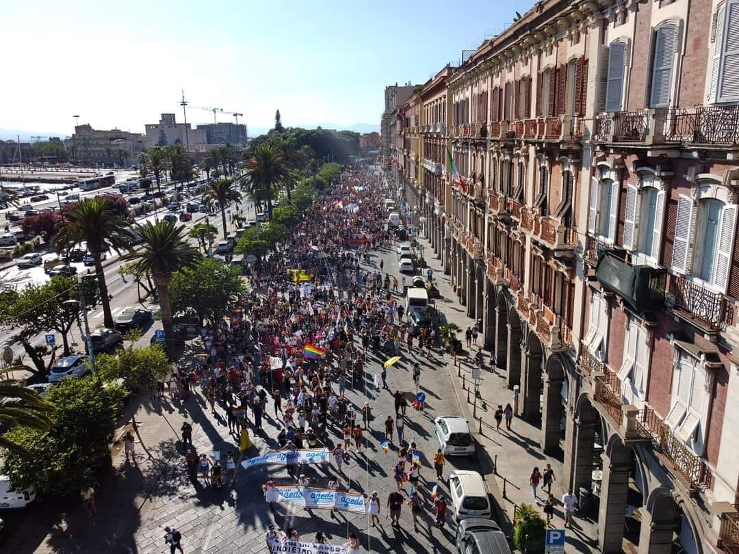 In duemila sfilano per Cagliari per il Sardegna Pride: “Ballo ballo”, “Rumore”, la grande star è l’icona Raffaella Carrà