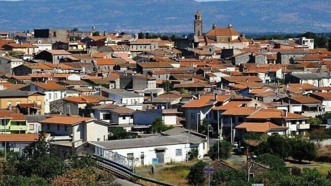 Focolaio Covid dopo una festa in un locale, mascherine all’aperto obbligatorie a Ghilarza