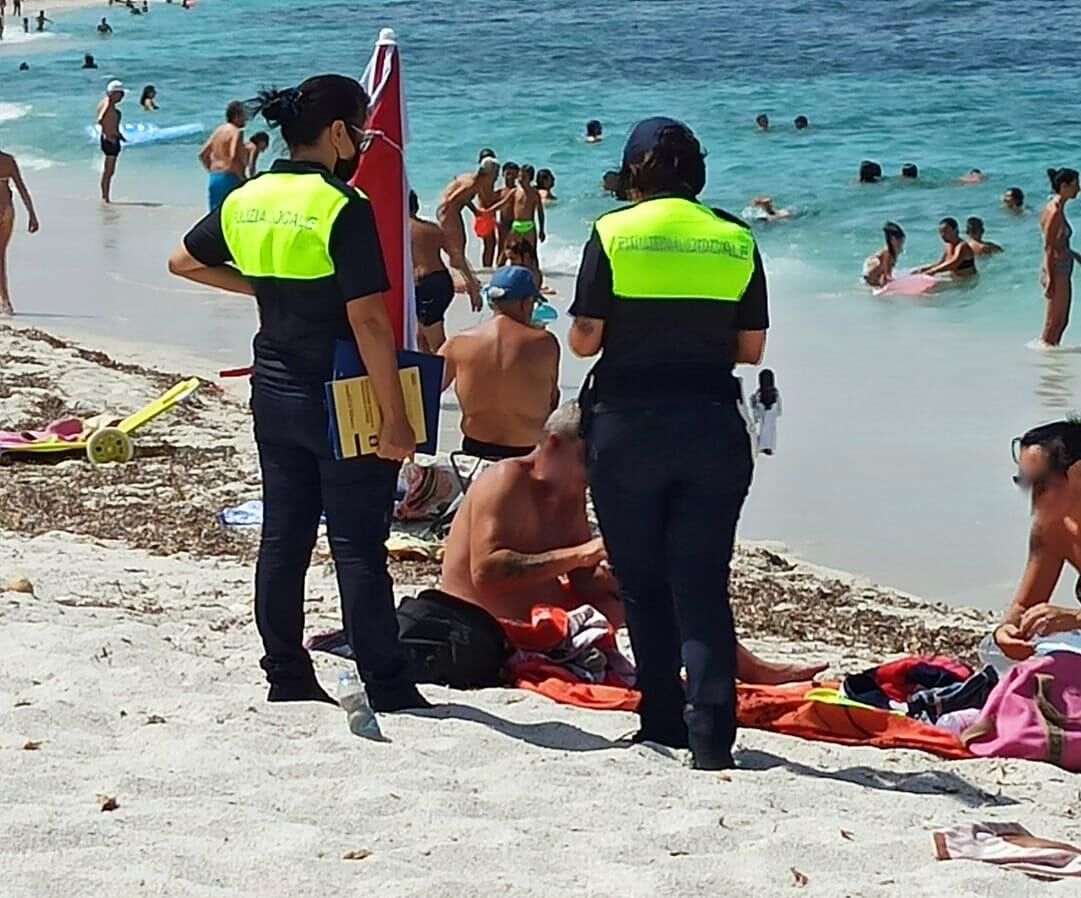 Sorpresi a rubare la sabbia di Is Arutas, mille euro di multa per una famiglia di turisti