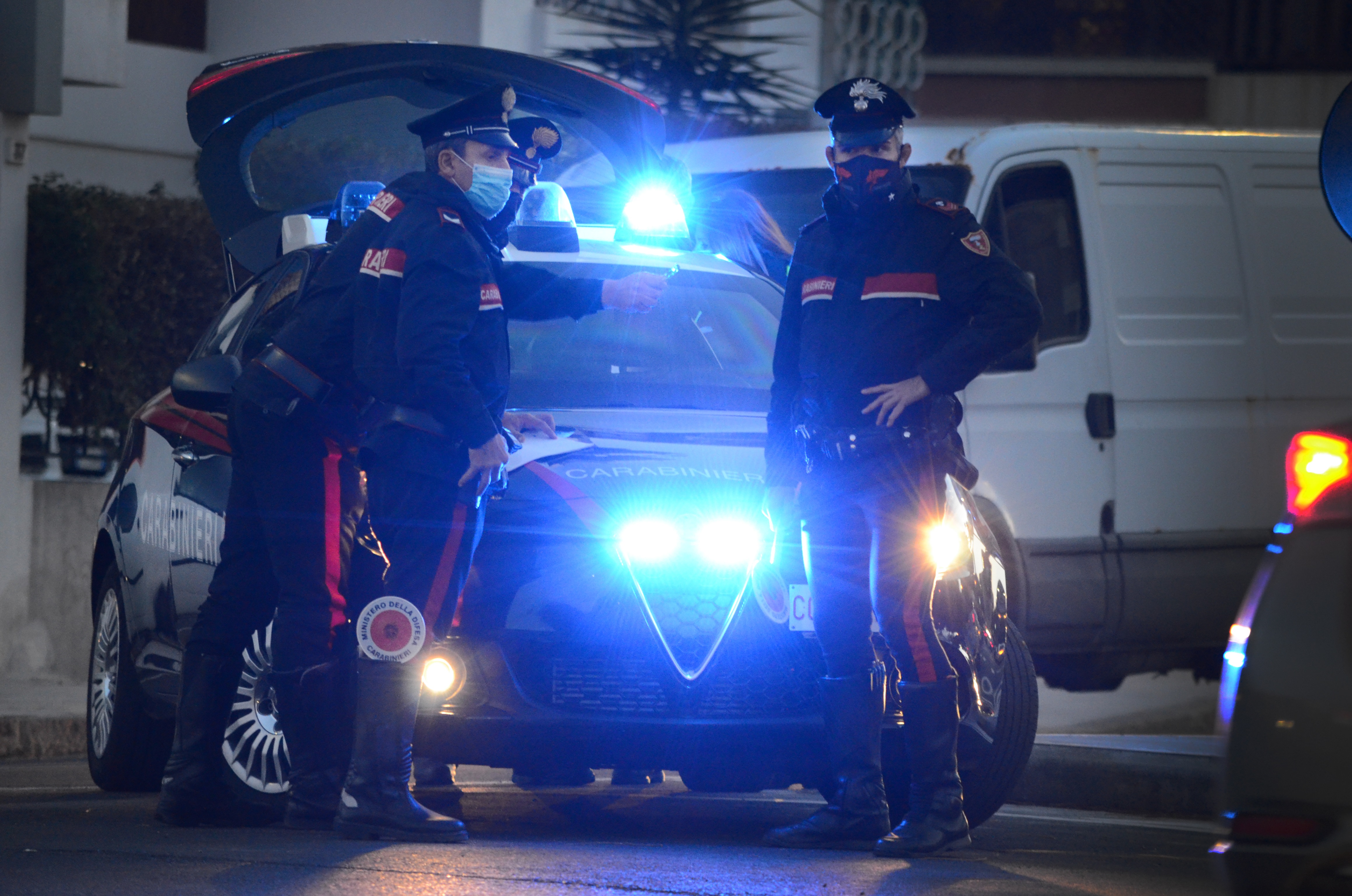 Quartu, ubriaca al volante si scontra con un’auto in sosta: 57enne denunciata