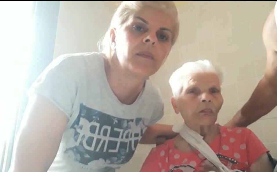 Cagliari, l’sos: “Casa popolare invasa dall’acqua, io e mia mamma invalida viviamo al buio”