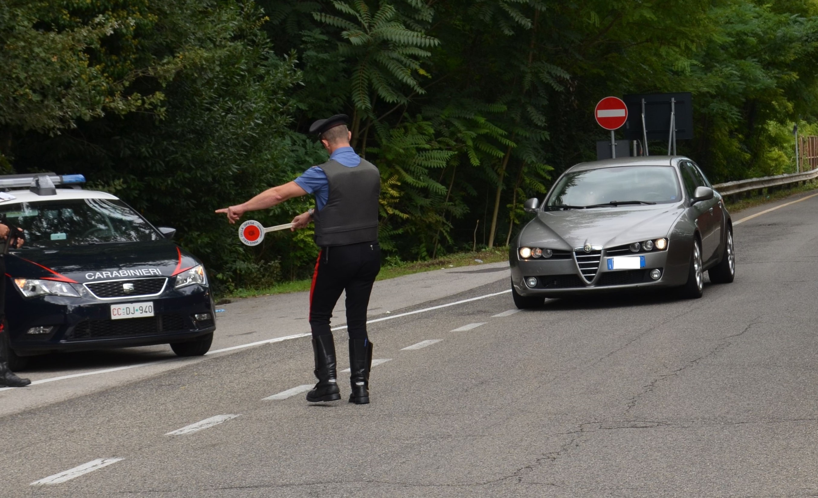Tragedia sfiorata a Guspini, ciclista colpito da un’auto durante un sorpasso