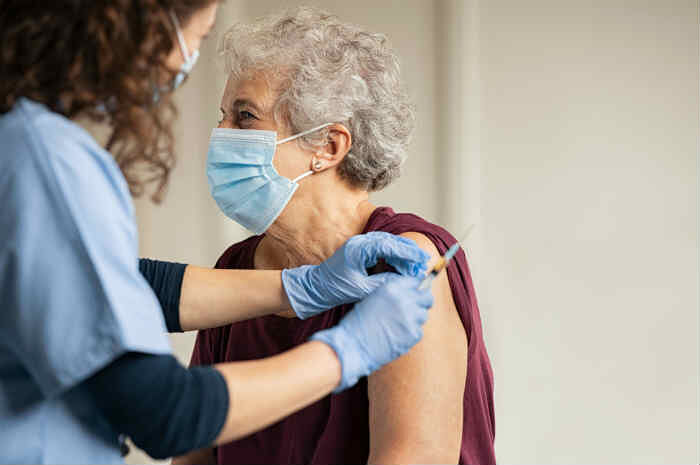 Vaccini in Sardegna, 20mila anziani intercettati negli hub: all’appello ne mancano 90mila