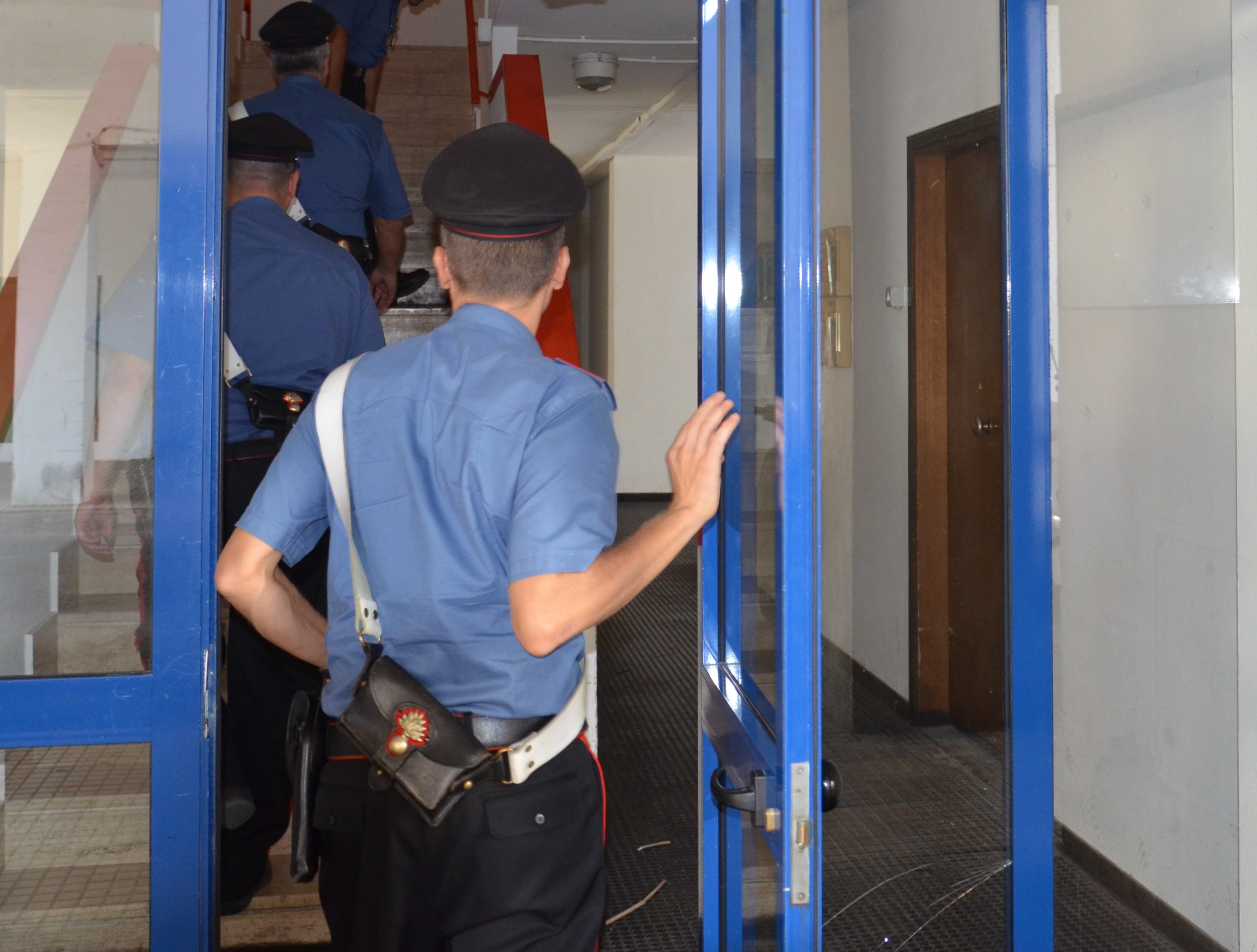 Minaccia i carabinieri con un paio di forbici, 35enne arrestato a Selargius