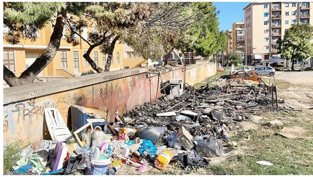 Cagliari, mega discarica davanti alla scuola: “Basta, mettete le telecamere”