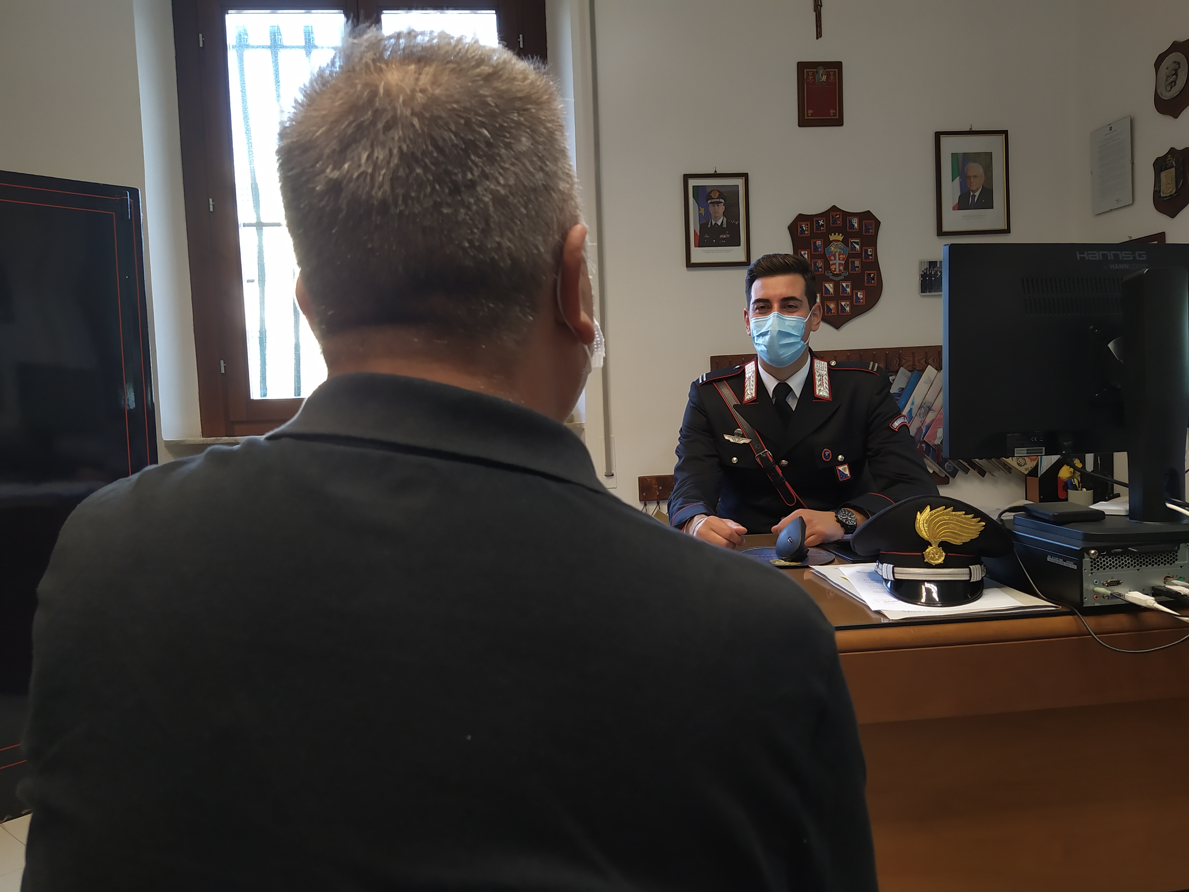 Pula, si presenta dai carabinieri con un coltello in tasca: 60enne denunciato
