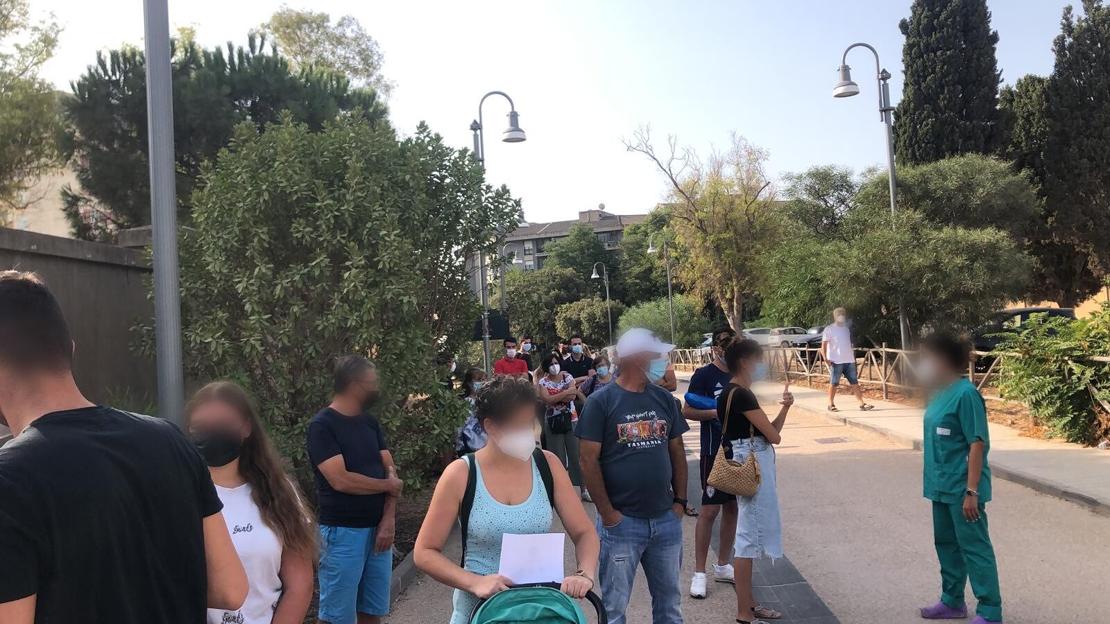 Caccia al tampone a Cagliari e maxi fila in via Romagna: “Vengono tutti, anche i non prenotati”