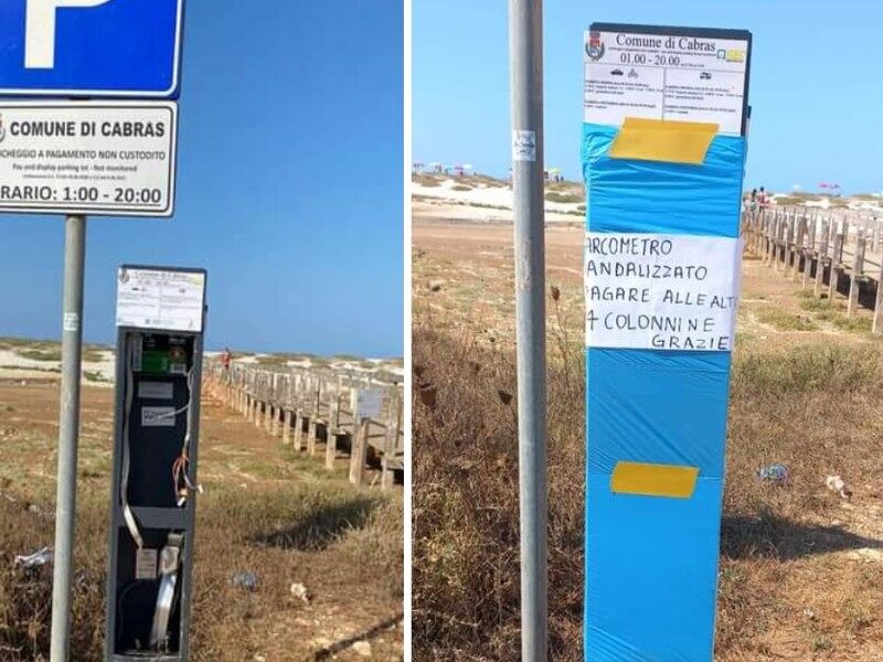 Vandali scatenati, distrutto uno dei parcometri delle spiagge di Cabras: “Gesto barbarico”