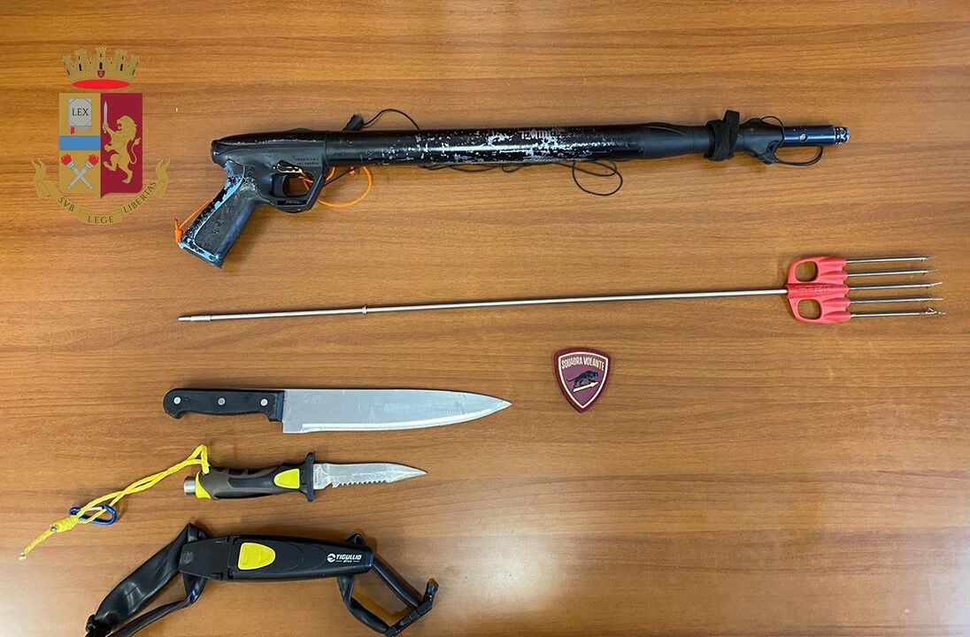 Minaccia di dar fuoco alla casa, armata di fiocina e coltelli: denunciata 40enne di Quartu