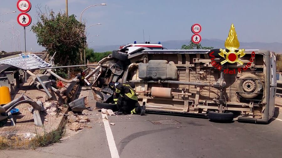 Un furgone si schianta sullo spartitraffico a Cagliari, traffico interrotto ma nessuna vittima