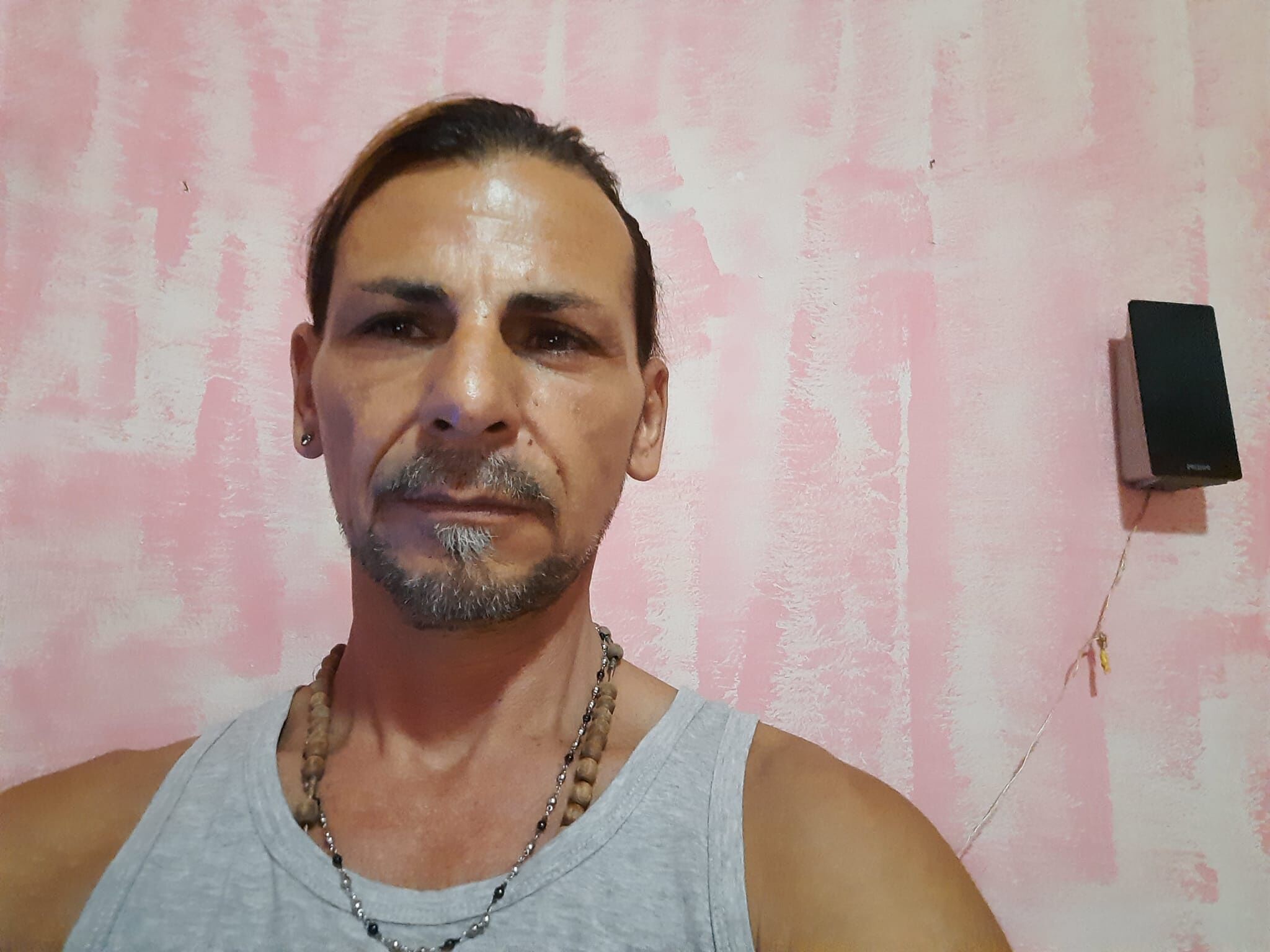 La doppia odissea di Maurizio di Cagliari: “Pollice ko e casa popolare a pezzi, questa non è vita”