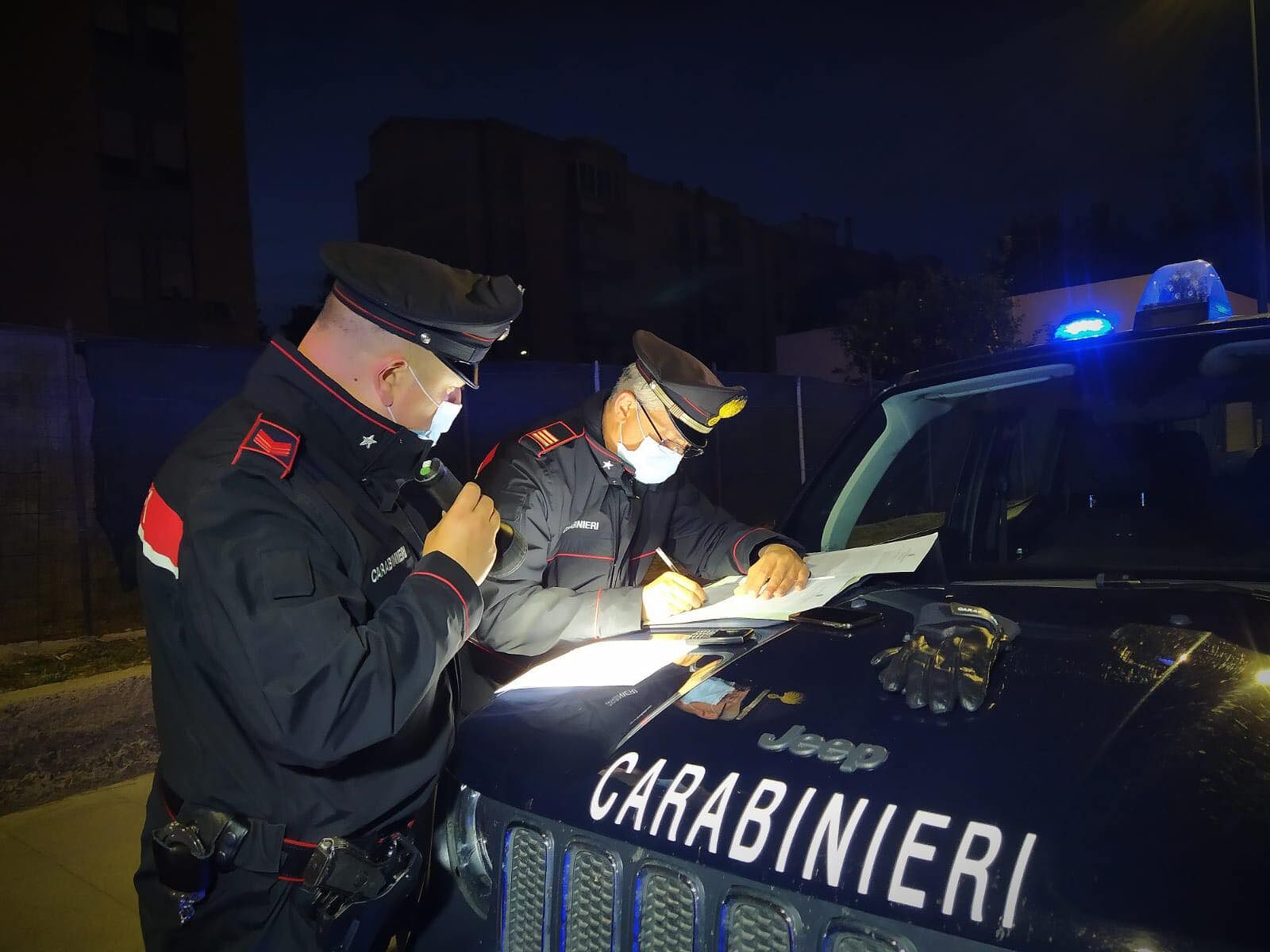 Iglesias, rompe il vetro di un distributore di bevande e ruba birre e snack: nei guai 33enne