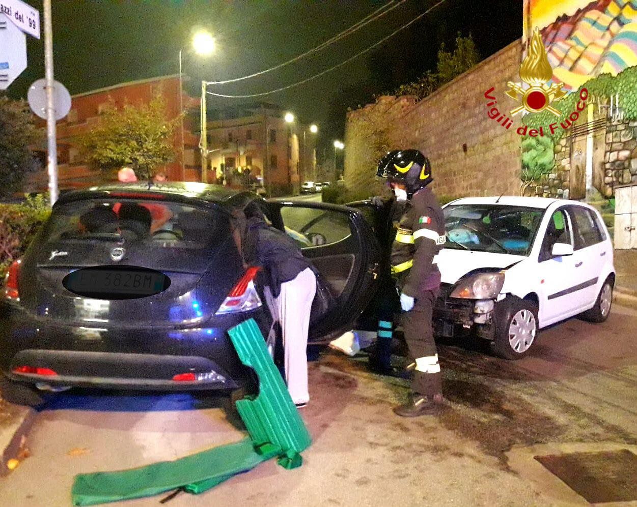 Nuoro, scontro tra auto: due ragazze incastrate nell’abitacolo
