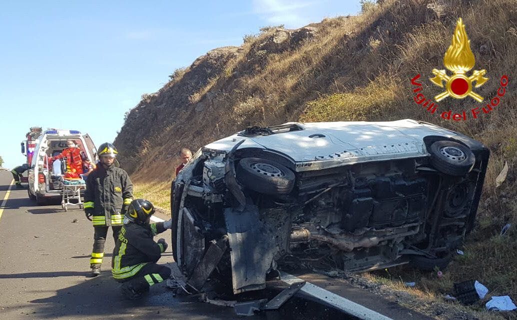Furgone va fuori strada sulla Carlo Felice e si ribalta: due feriti