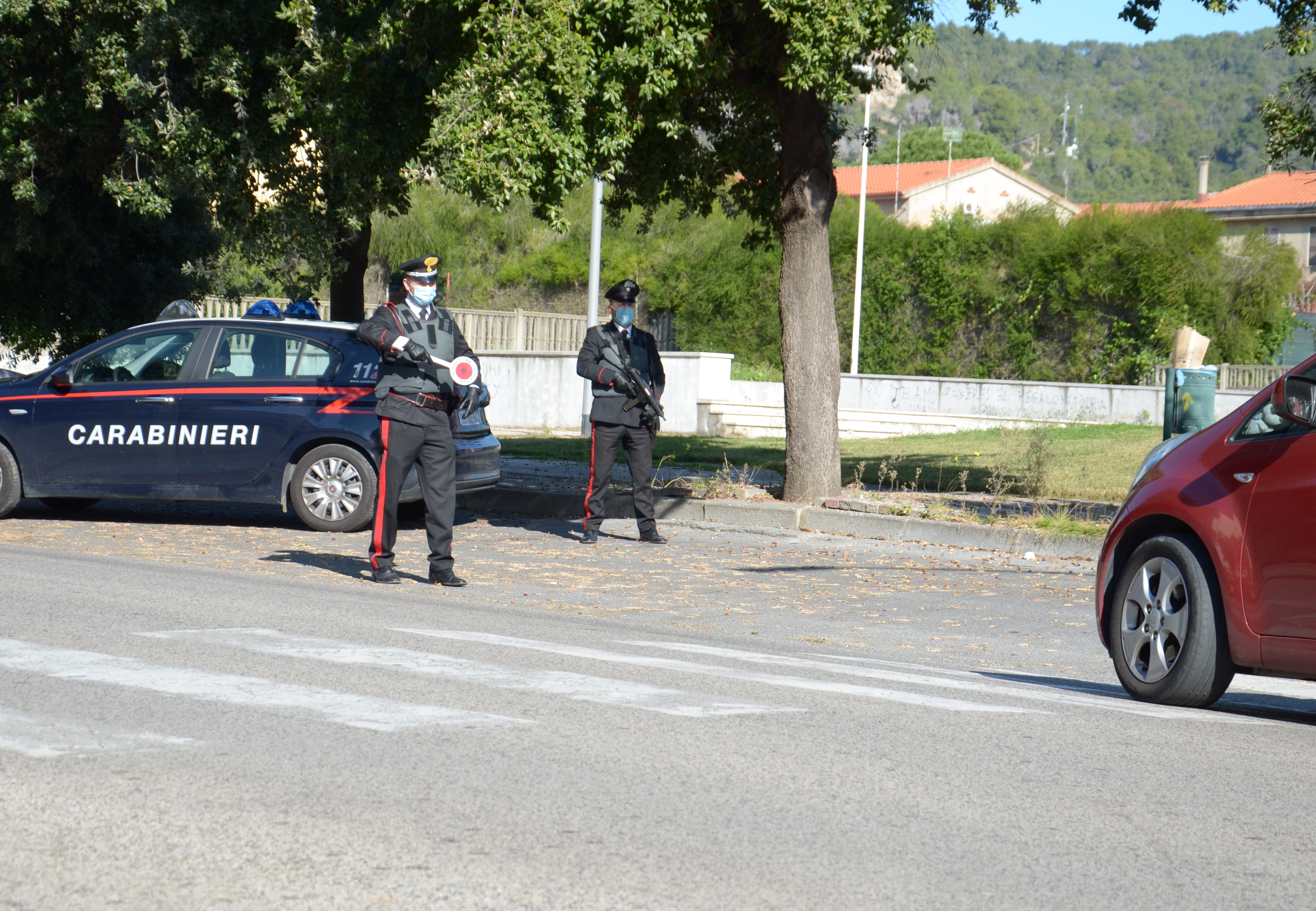 Alla guida con falsa patente, senza assicurazione e revisione: denunciato un ambulante senegalese